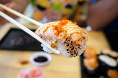 ซูชิ แซลมอนน้ำสลัดเบิร์น