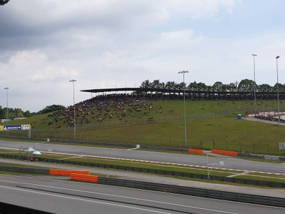 ฝั่งตรงข้ามคือ Hillstand ค่ะ ต้องนั่งบนหญ้า