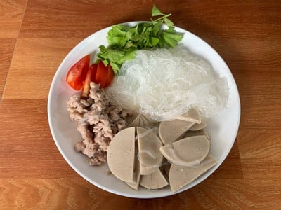 วิธีทำ ยำวุ้นเส้นหมูยอ วิธีทำ ยำวุ้นเส้นหมูยอ