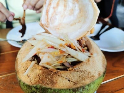 ส้มตำทะเลมะพร้าวอ่อน