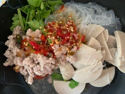 วิธีทำ ยำวุ้นเส้นหมูยอ วิธีทำ ยำวุ้นเส้นหมูยอ