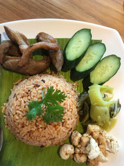 ข้าวผัดน้ำพริกตาแดง