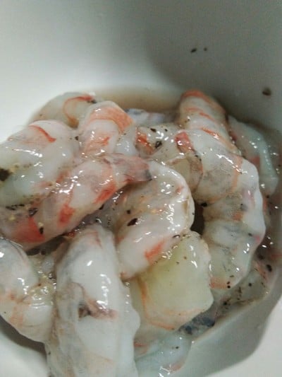 วิธีทำ สลัดกุ้งย่างพริกไทยดำ
