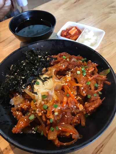 เซ็ตข้าวหน้าหมูบลูโกกิ