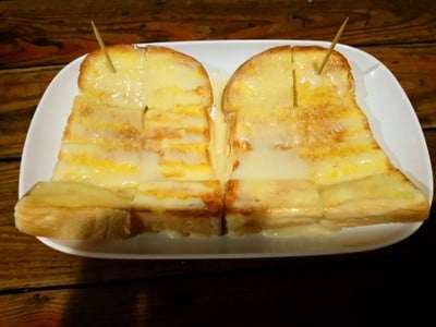 ขนมปังปิ้ง เนย-นม-น้ำตาล