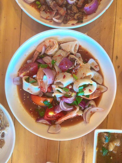 ยำหมูสามชั้นทอด