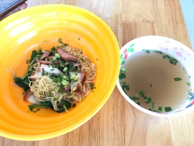 บะหมี่แห้งหมูแดงหมูกรอบ