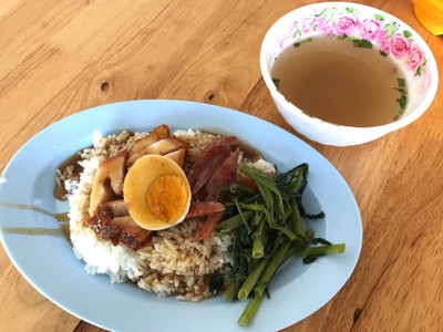 ข้าวหมูกรอบกุนเชียงไข่