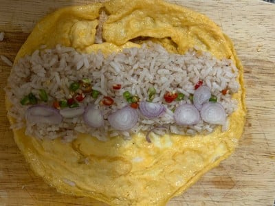 ข้าวคลุกกะปิห่อไข่