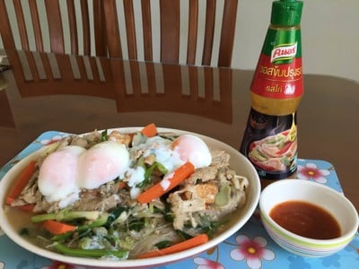 สุกี้หมูไข่น้ำแร่แห้ง