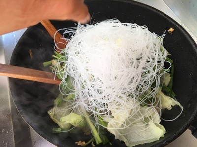 วิธีทำ สุกี้หมูไข่น้ำแร่แห้ง