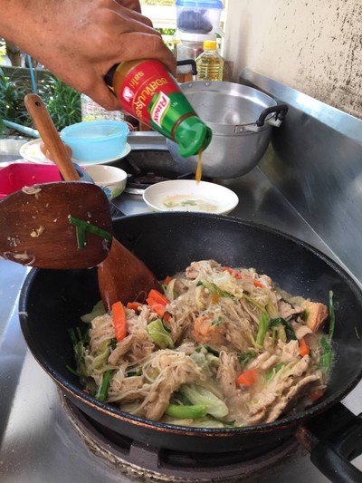 วิธีทำ สุกี้หมูไข่น้ำแร่แห้ง