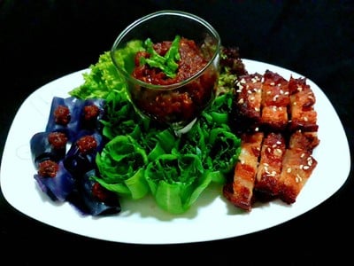 หมูสามชั้นทอดพริกแกงกับน้ำพริกตาแดง