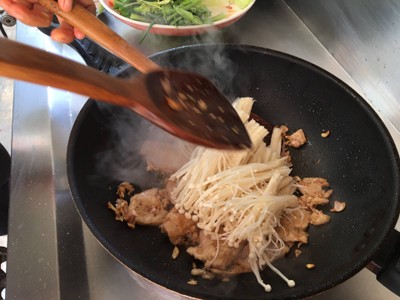 วิธีทำ สุกี้หมูไข่น้ำแร่แห้ง