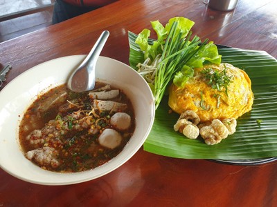 ผัดไทแคปหมู
