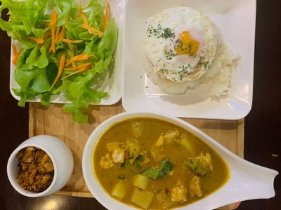 ข้าวแกงเขียวหวาน น้ำพริกกากหมู