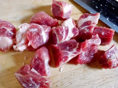 วิธีทำ สลัดหมูทอดซอสมะนาว วิธีทำ สลัดหมูทอดซอสมะนาว