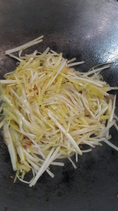 วิธีทำ กุยช่ายขาวผัดเต้าหู้ไข่ วิธีทำ กุยช่ายขาวผัดเต้าหู้ไข่