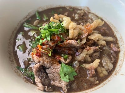 เมนูของร้าน ก๋วยเตี๋ยวเรือลุงจุน ผัดไทย ข้าวกะเพรา  ขาหมู ข้าวมันไก่