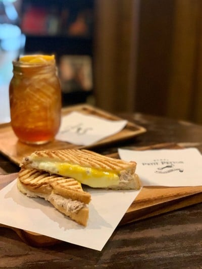 เมนูของร้าน petit peyton traveloque cafe