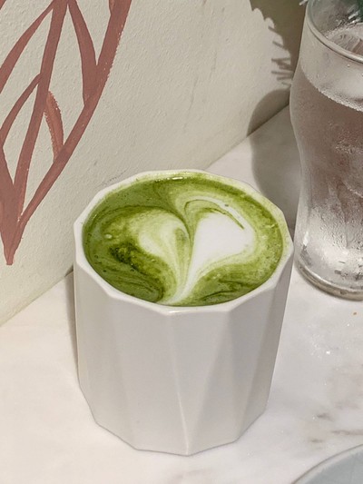 อันนี้คิดว่าจะดี แลดูพิเศษ แต่!! เหมือนเอานมผสมน้ำเปล่าแล้วโรยด้วยผงมัชชะอ่ะ