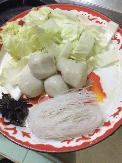 วิธีทำ แกงจืดวุ้นเส้นลูกชิ้นปลา วิธีทำ แกงจืดวุ้นเส้นลูกชิ้นปลา