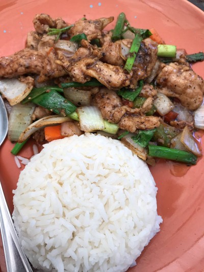 หมูผัดพริกไทยดำราดข้าว