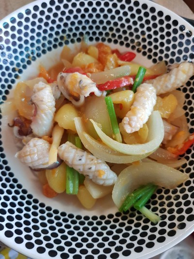 ปลาหมึกผัดแปะก๊วยไข่เค็ม