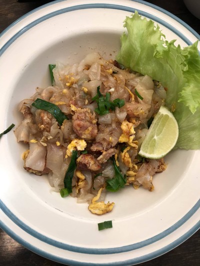 ก๋วยเตี๋ยวคั่วไก่ใส่ไส้กรอกอีสาน
