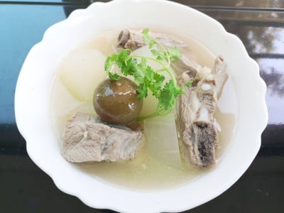 กระดูกหมูอ่อนตุ๋นมะนาวดอง