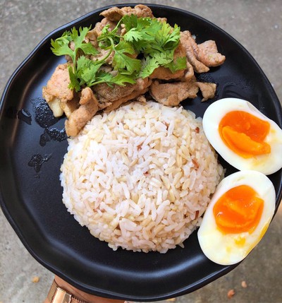 ข้าวหมูกระเทียมพริกไทย