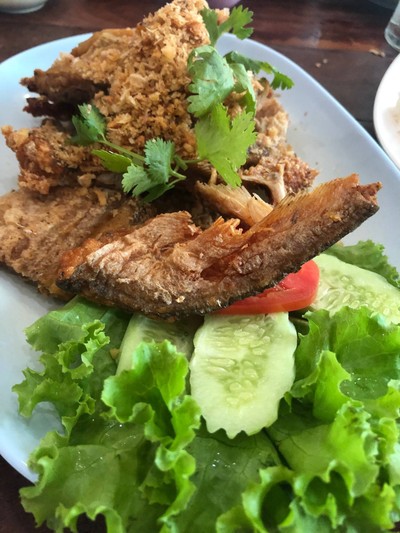 ปลาเนื้อทอดกระเทียมไร้ก้าง