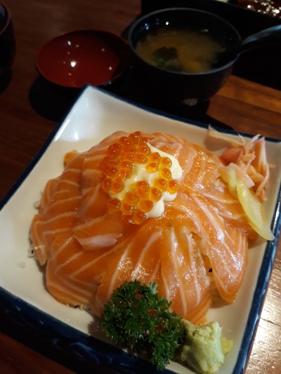 ข้าวหน้าแซลม่อน