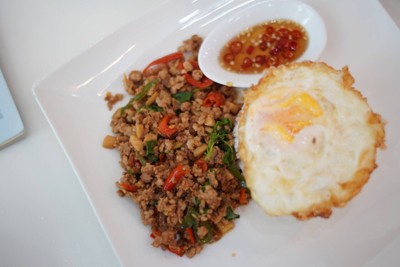 ข้าวกะเพราหมูไข่ดาว