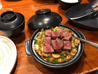 ข้าวผัดเนื้อลูกเต๋ากระเทียมกรอบ