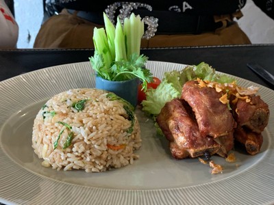 กระเพาคลุกกระดูกหมูทอด