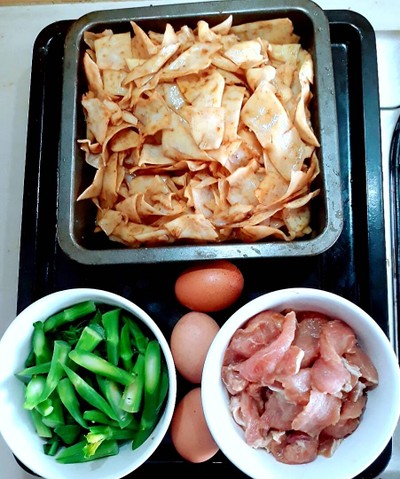 วิธีทำ ผัดซีอิ้วหมูหมักไข่ดาว วิธีทำ ผัดซีอิ้วหมูหมักไข่ดาว