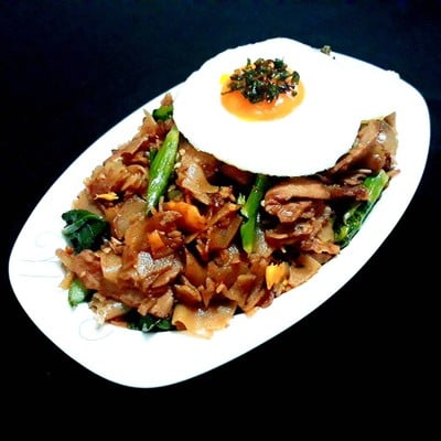 ผัดซีอิ้วหมูหมักไข่ดาว ผัดซีอิ้วหมูหมักไข่ดาว