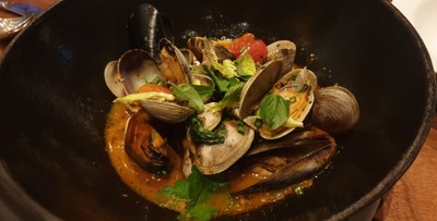 White wine ‘manila’ clams and black mussel