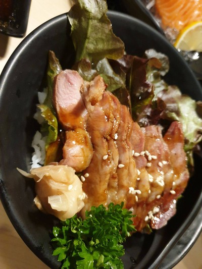 ข้าวหน้าหมูย่างซอสเทอริยากิ - Rice with Grilled Pork Teriyaki Sauce