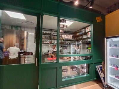 บรรยากาศ Flying Pig Sausage Haus