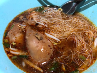 เส้นหมี่ปีกและน่องไก่
