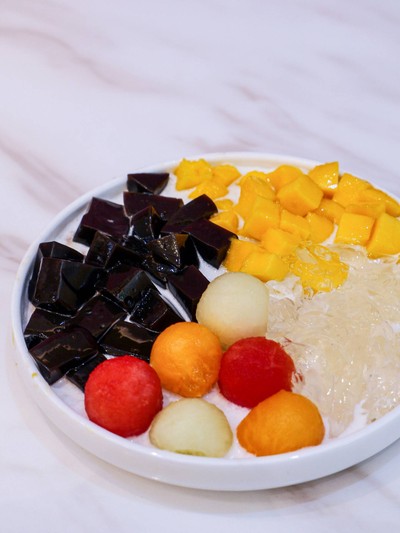 Fresh Fruits with Grass Jelly