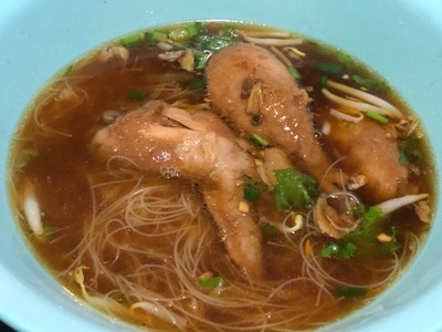 เส้นหมี่ปีกและน่องไก่