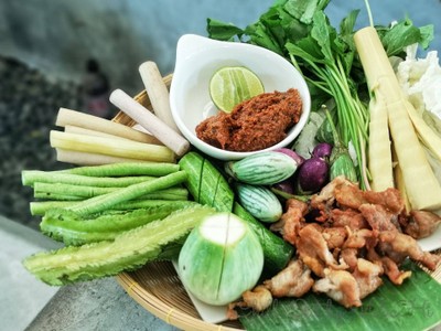 หมูทอดปลาร้าชุดผัก