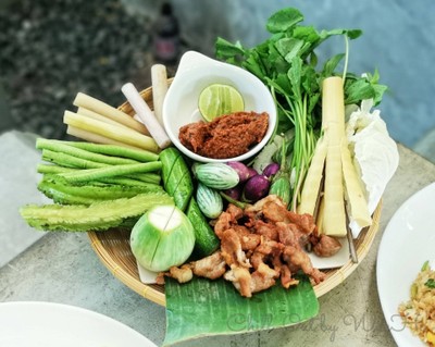 หมูทอดปลาร้าชุดผัก