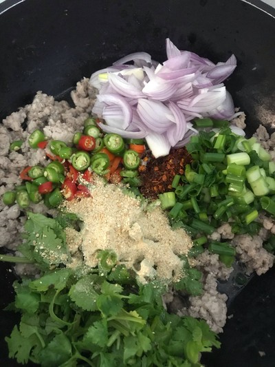 วิธีทำ ลาบหมูในถ้วยแตงร้าน