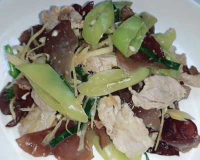 หมูผัดขิงเห็ดหูหนู