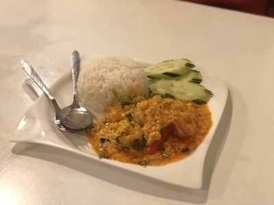 กุ้งผัดผงกะหรี่ราดข้าว