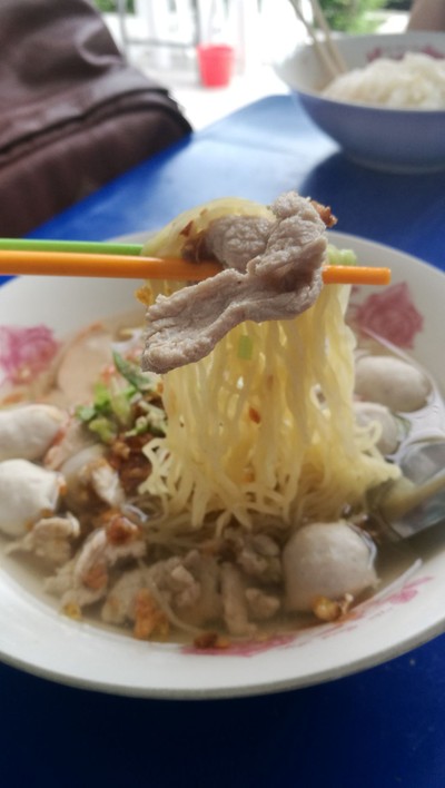 ซดน้ำซุปร้อนๆ กินคู่กับหมูชิ้นที่หมักมากำลังดี เยี่ยม (0_0)b
